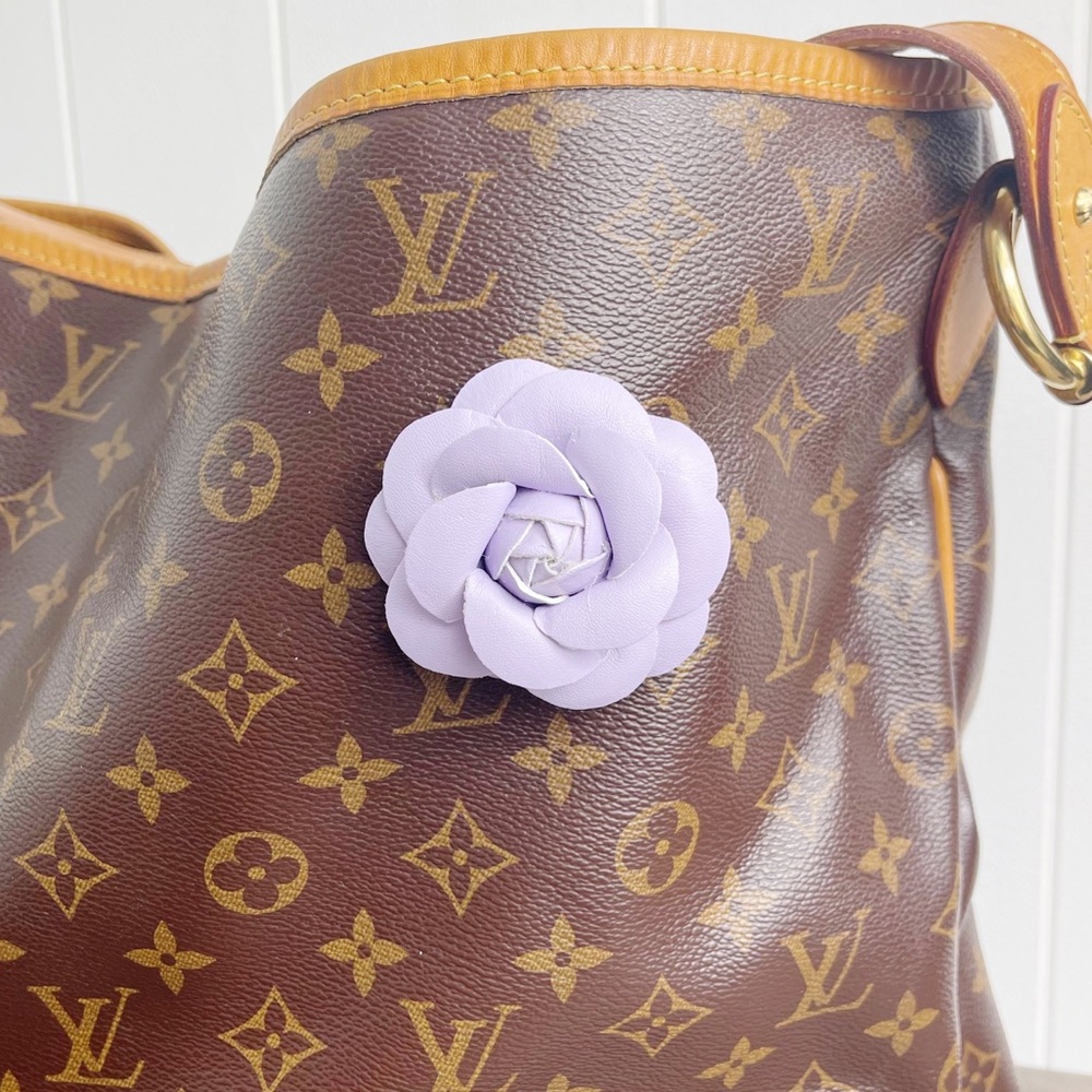 Camellia Flower Vegan Leather Magnetic Bag Charm - Picture 2 of 9